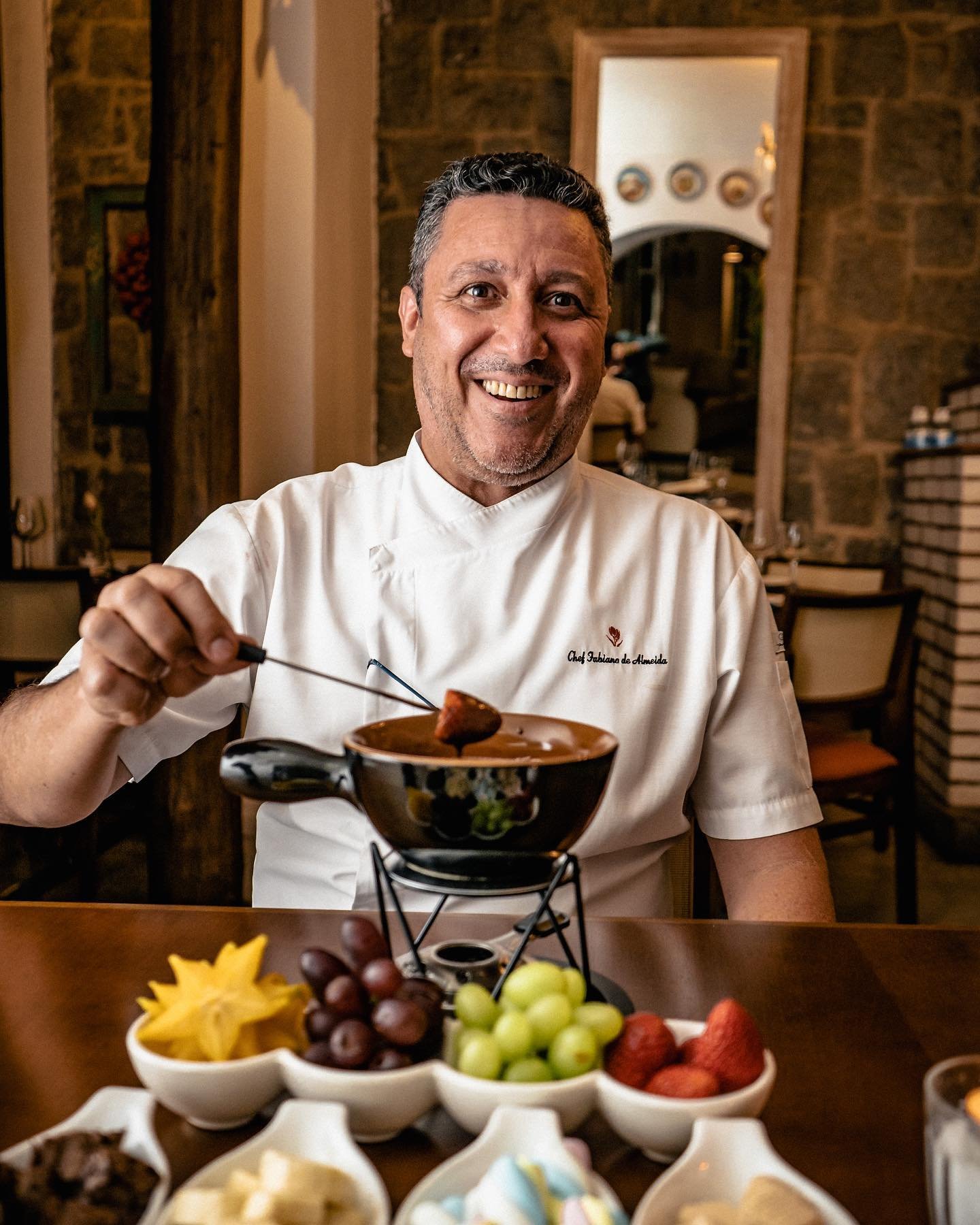 Chef Fabiano de Almeida à mesa no Jardim Secreto