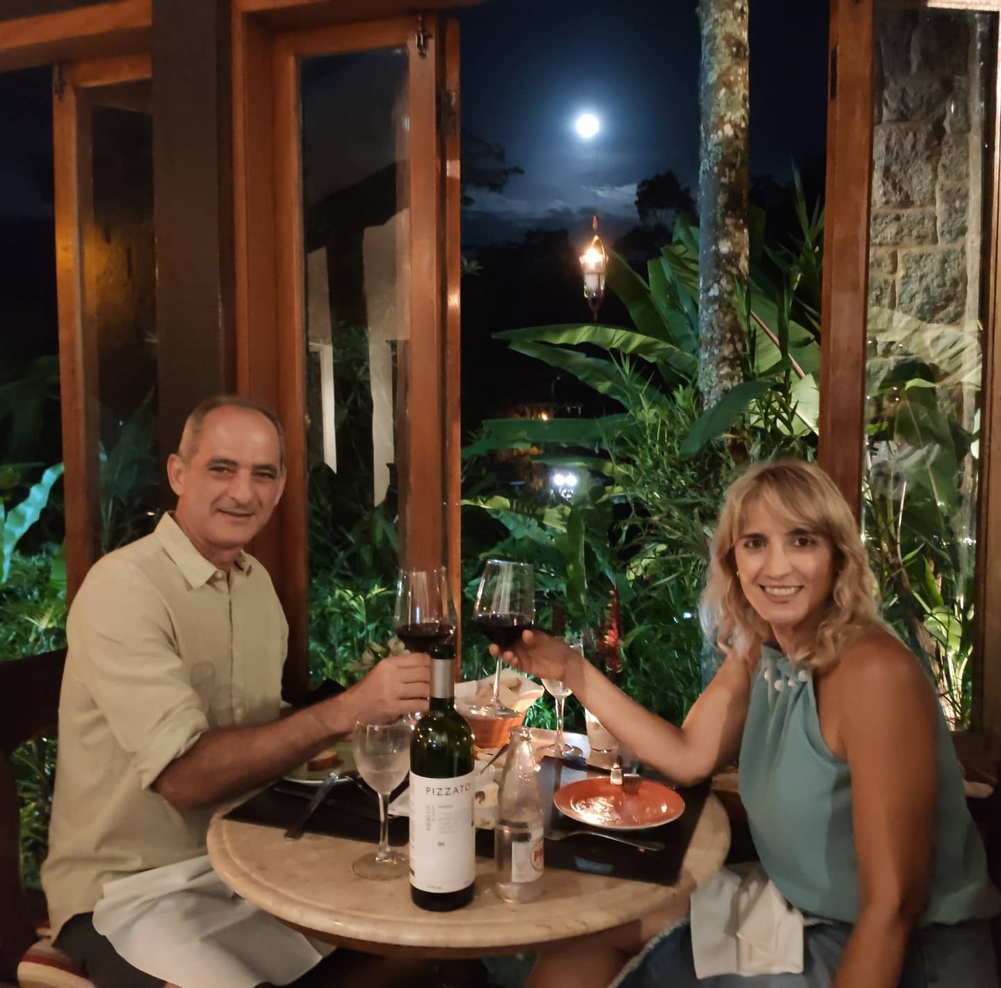 Casal brindando em uma noite no restaurante