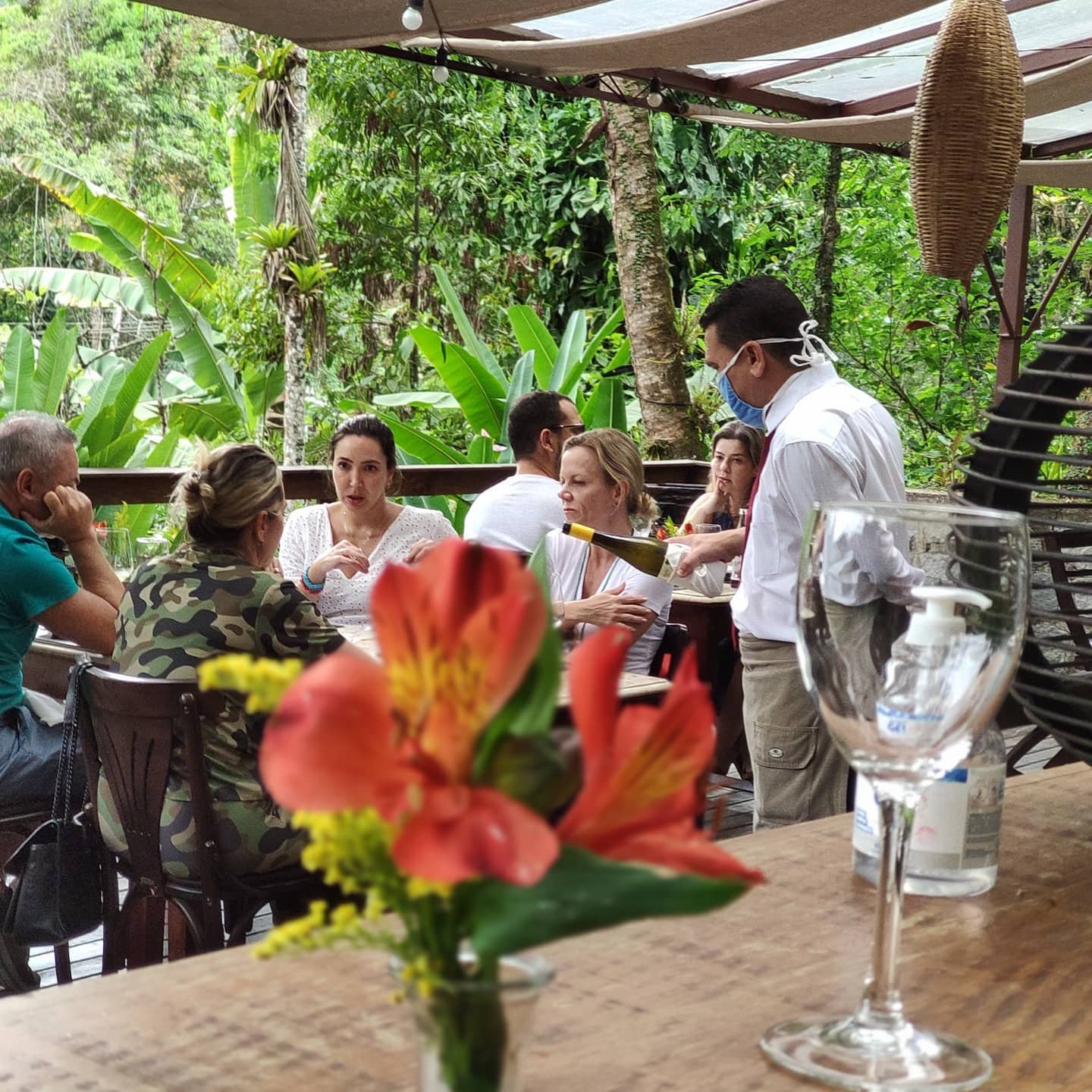 Família e amigos almoçando no deck do restaurante