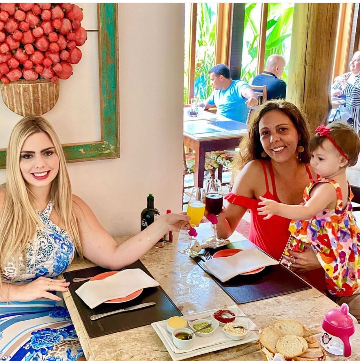 Três gerações de mulheres reunidas no restaurante