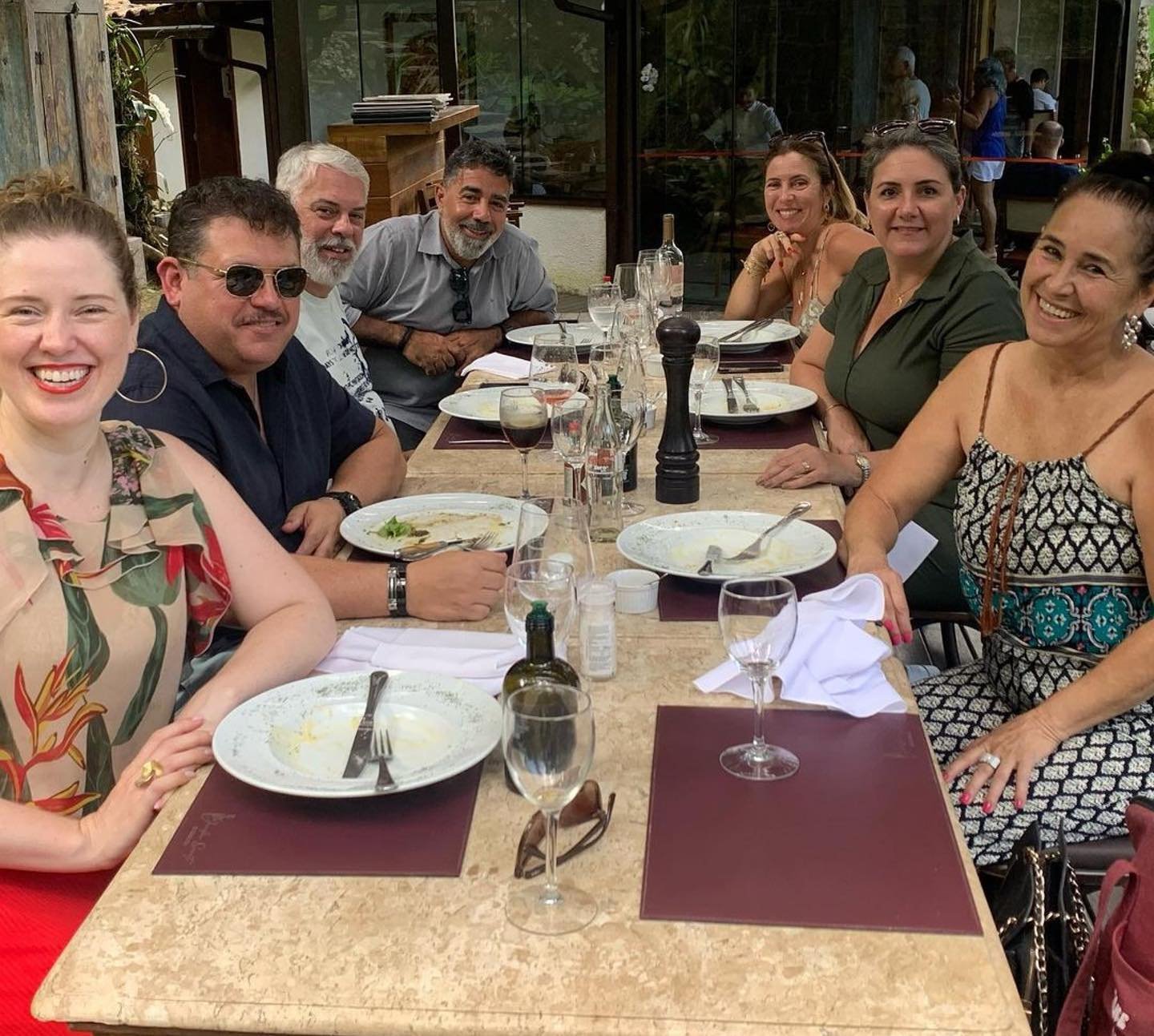 Grupo de amigos reunido à mesa no Jardim Secreto