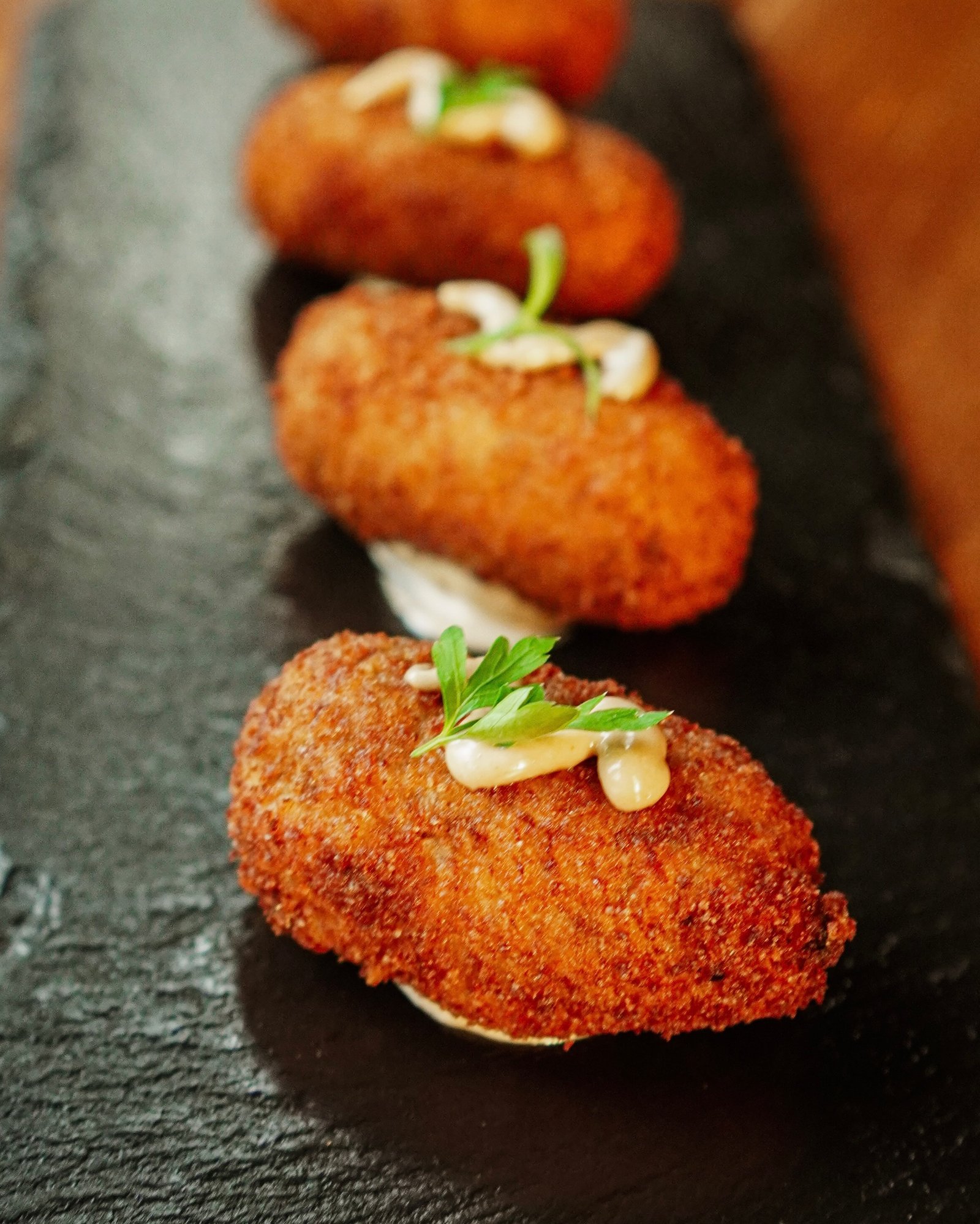 Croquetas de costela servidas no Jardim Secreto