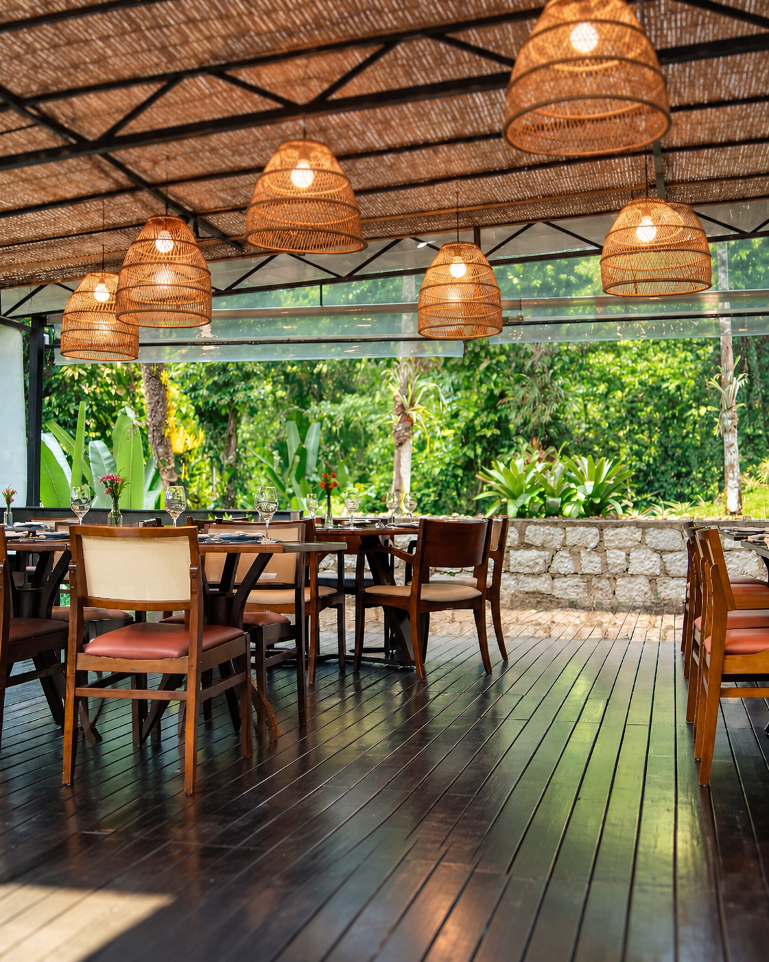 Varanda do Restaurante Jardim Secreto aberta para o jardim